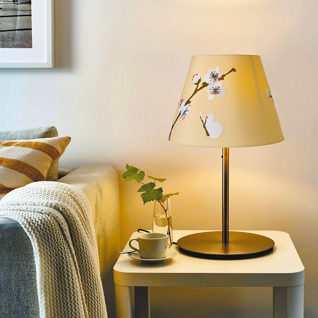 居家客廳茶几上可擺綠色植物，增強正能量凝聚。（IKEA提供）