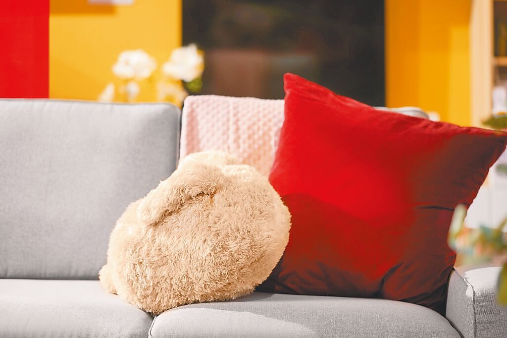 家中增添紅色靠枕等小物，能帶來吉祥喜氣。（IKEA提供）