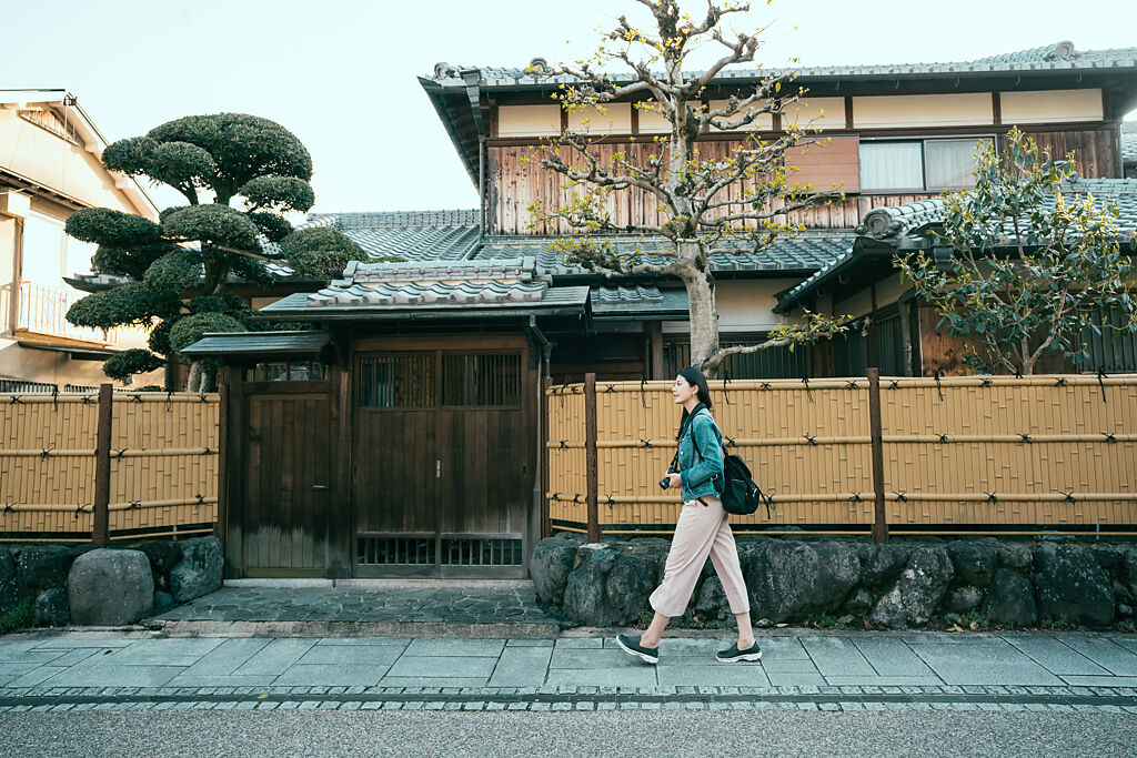 一名網友表示，到日本住飯店不便宜，房間還很小；食物也偏貴，認為國內旅遊不用花費這麼多，問網友出國旅遊便宜在哪。（圖／示意圖，達志影像）