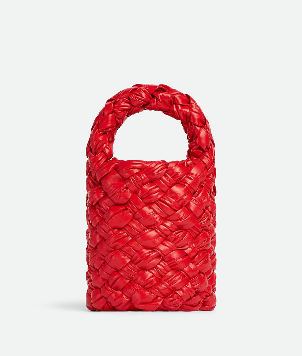 Bottega Veneta KALIMERO 艷紅色水桶包，18萬4400元。（Bottega Veneta 提供）