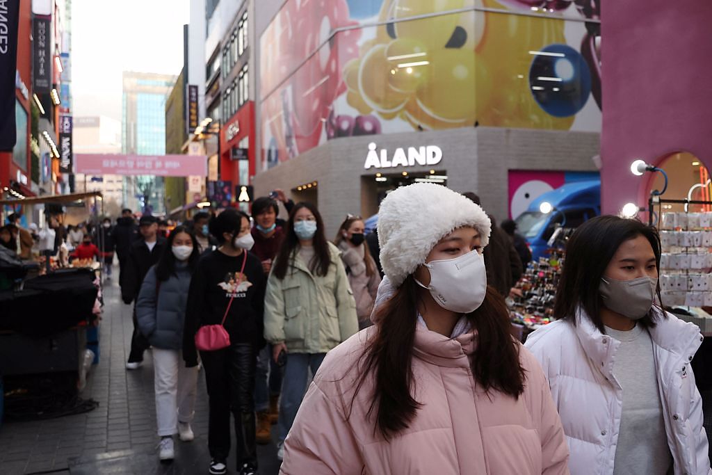 韓國總理韓德洙（Han Duck-soo）表示，戴口罩的規定將自1月30日起解除。(圖/美聯社)