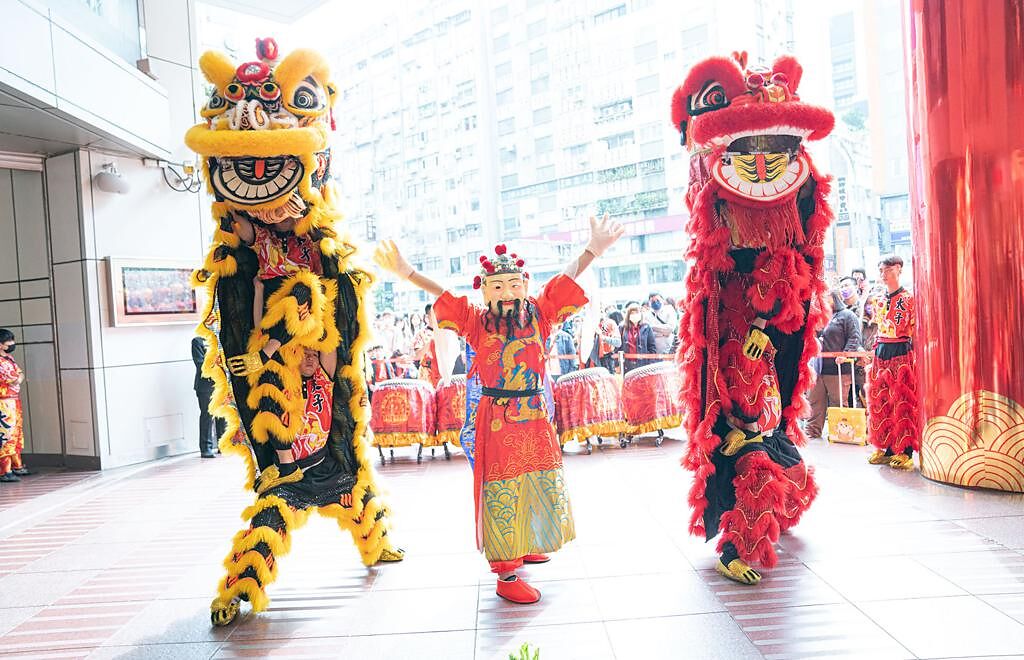SOGO忠孝館今（22日）早上邀請舞龍舞獅新春迎賓。（SOGO提供）