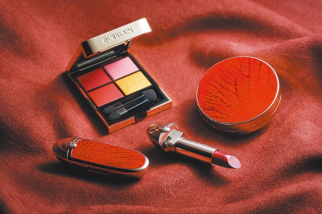 嬌蘭今年發表了不少深紅色彩妝，如高訂深邃四色眼影盤N°770與24K純金絲光氣墊粉餅也是新春必收款。（嬌蘭提供）