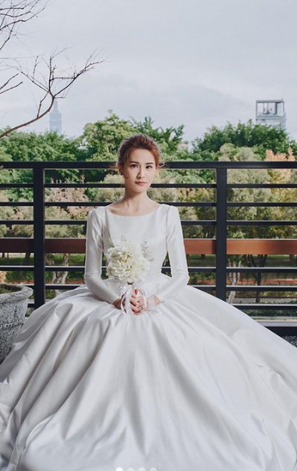 曾沛慈2022與圈外男友步入禮堂，她的婚紗出自台灣品牌 JillBridal Boutique 。（圖／曾沛慈 IG）