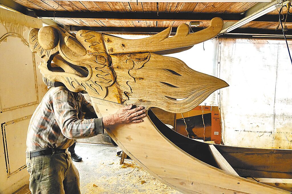 劉清正一生埋首於造舟技藝，如今為北台灣最後手工木造龍舟匠師，81歲高齡的他，僅運用簡單的木工機具，目前仍可在不到一個月就獨自建成一艘龍舟。■攝影／黃子明