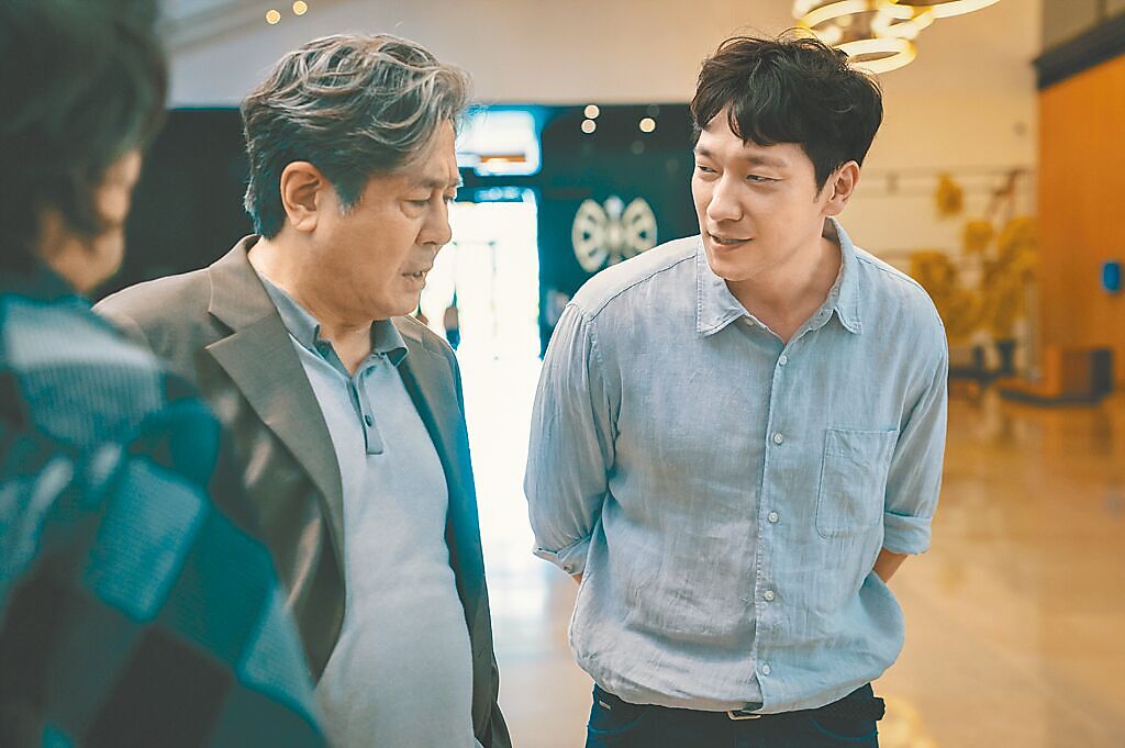 由《犯罪都市》導演姜允成編導的韓國犯罪動作劇《地下菁英》。（Disney+提供）