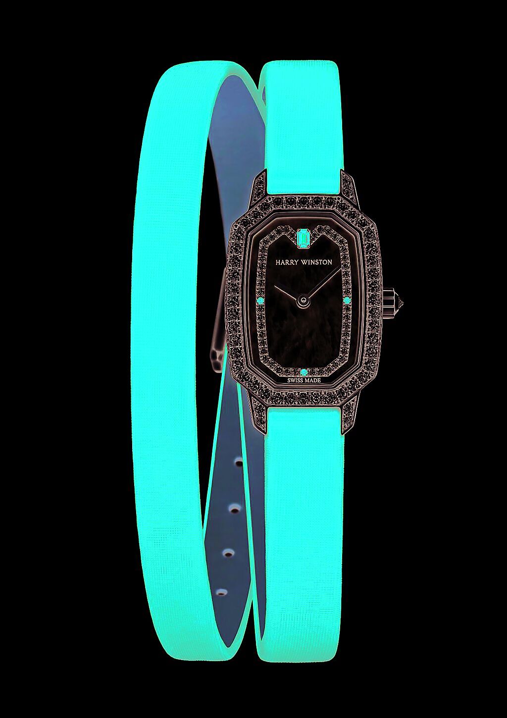 海瑞溫斯頓在年節推薦印記Emerald系列腕表，紅色緞表帶，十分喜氣。（Harry Winston提供）