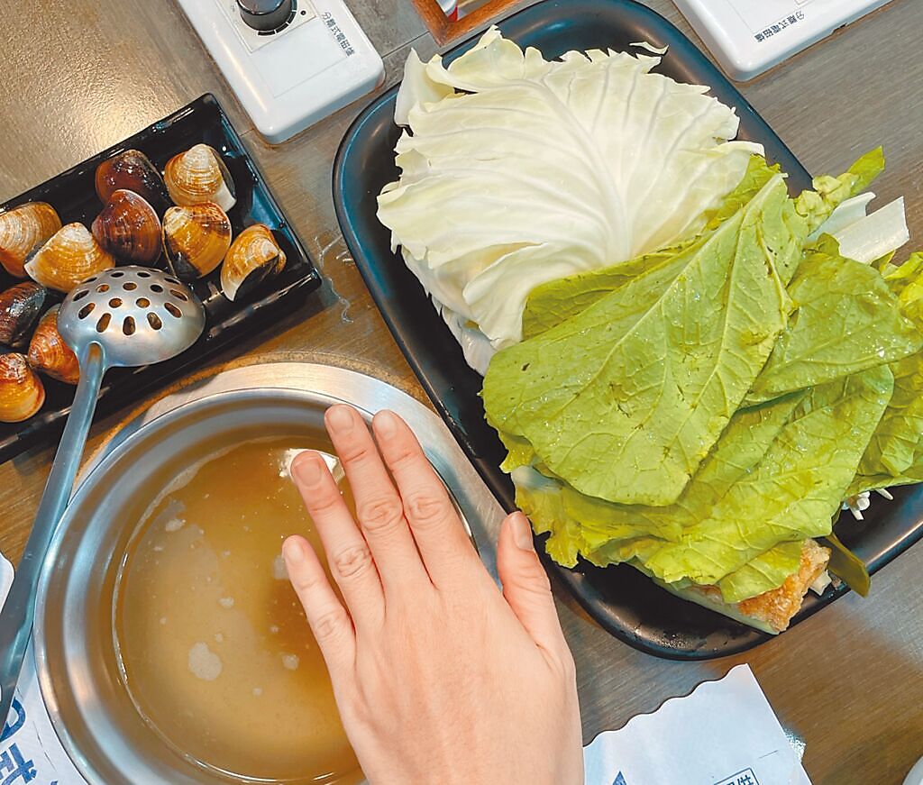 3.火鍋可以吃到許多蛋白質和青菜，可以用手掌作為比例，量測食材份量，一個手掌就是1份，來作為吃東西比例估算的依據。（吳娮翎攝）