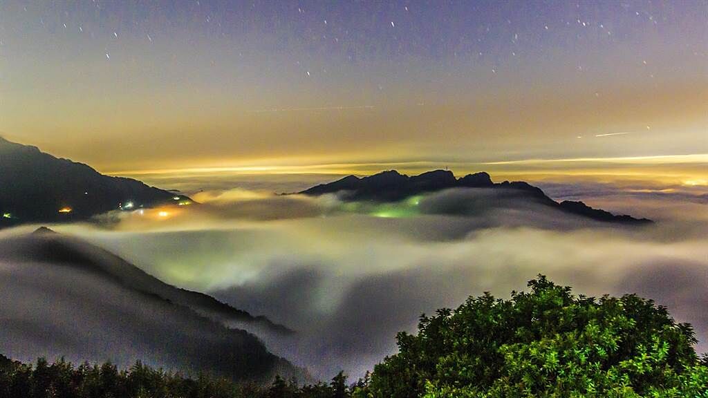 目前正值雲海季，在五峰鄉1200米的露營區可看到五指山琉璃雲海。（羅浚濱攝）