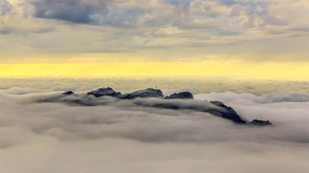目前正值雲海季，在五峰鄉1200米露營區可看到五指山如仙境般的雲海美景。（羅浚濱攝）