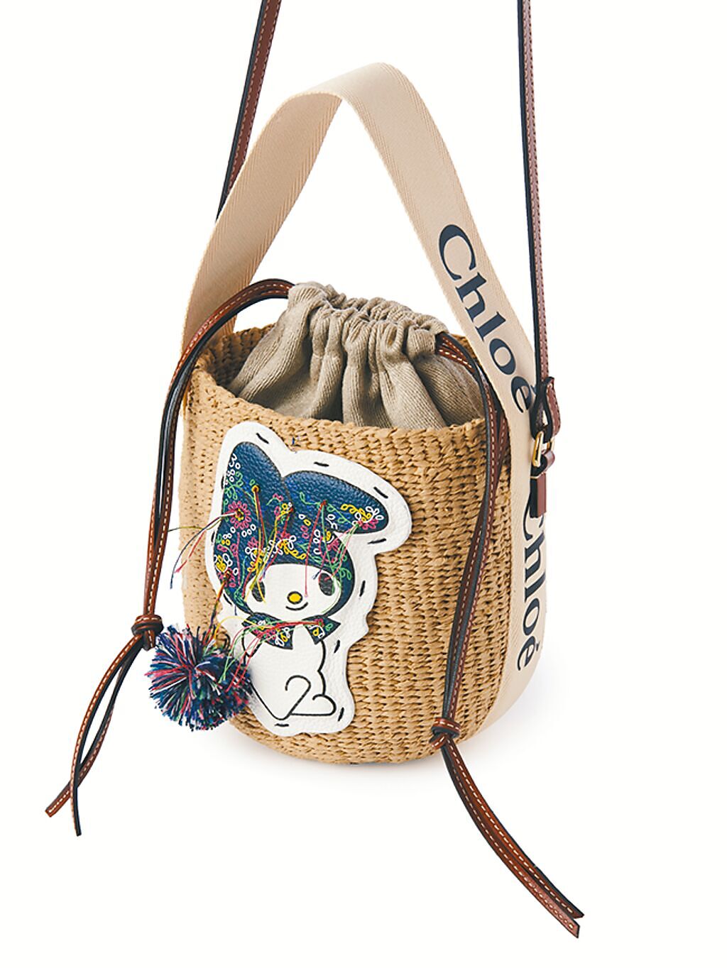 微風南山Chloe My Melody農曆年限定聯名Woody編織水桶包，價格店洽。（微風提供）