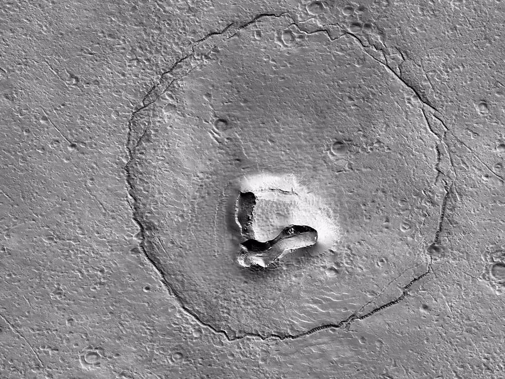 Hi-RISE衛星拍攝了一張火星熊臉。(圖/Hi-RISE)