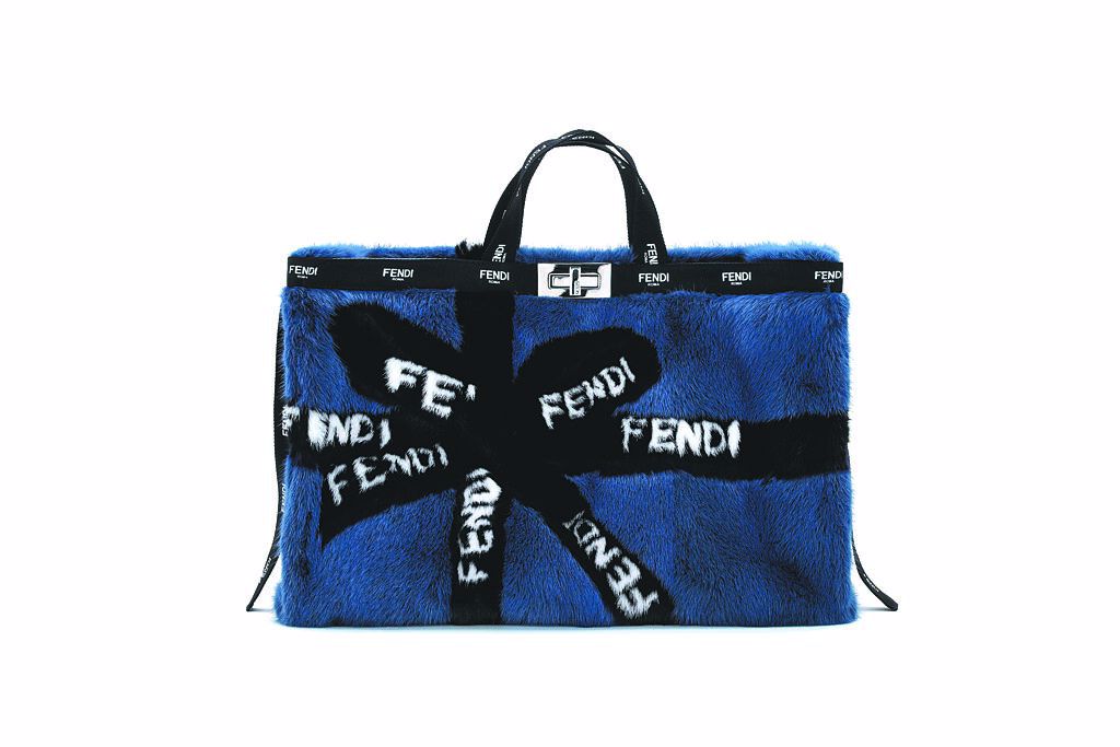 FENDI毛毛Tote Bag，外型柔軟可愛，看起來容量也十分實用。（FENDI提供）