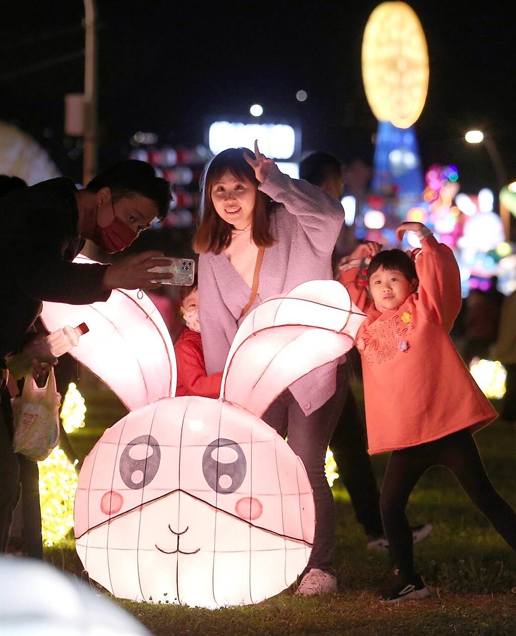 2023新北燈會26日開幕，主燈「兔來運轉」的附近設置多個兔子造型燈籠供民眾拍照。（黃世麒攝）