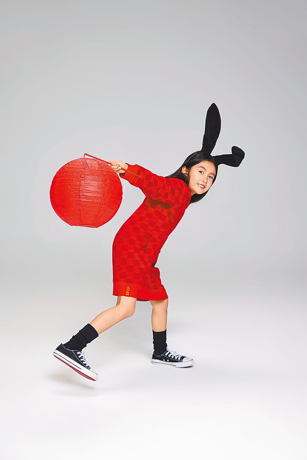 GAP兔年限定服裝囊括孩童款式，Logo刷毛連帽洋裝，1499元。（GAP提供）