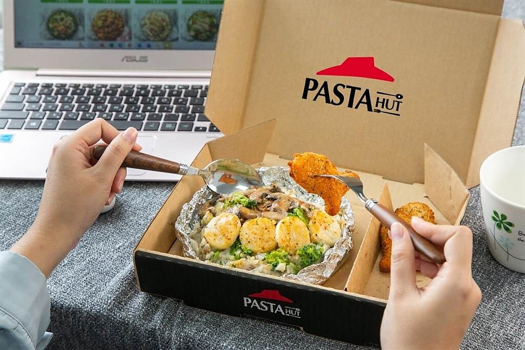 APP訂購必勝客Pasta Hut紙包麵飯或獨享比薩，平日加1元可享美味副食4選1。 (必勝客提供)
