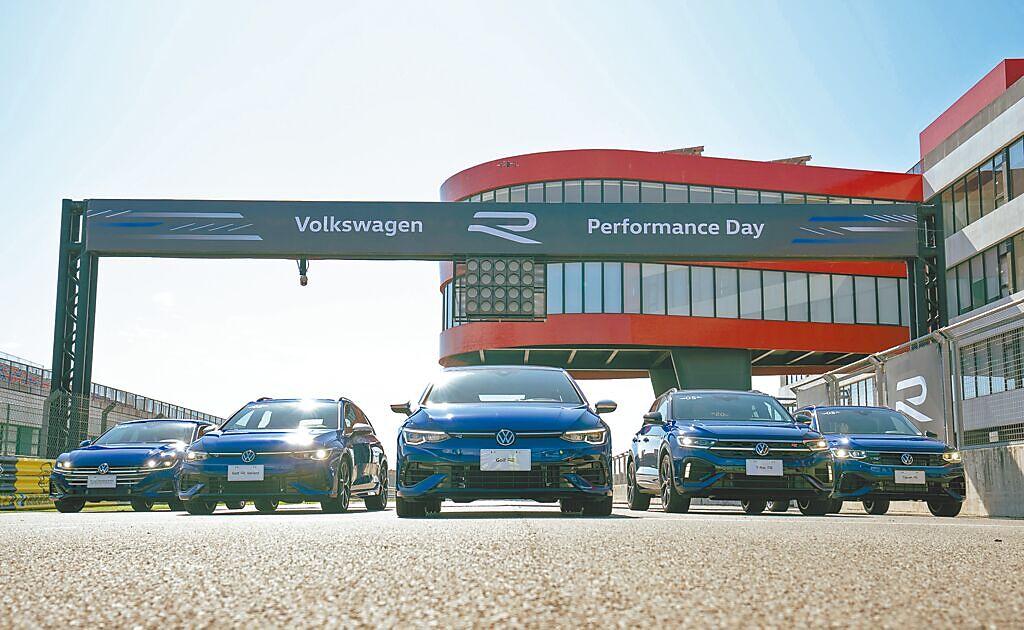 Volkswagen R Performance Day去年假台中國際麗寶賽車場舉辦，集結品牌高性能車款，由掀背鋼砲The Golf R領軍（中），率The Arteon 430 TSI R-Line Performance（右起）、The Golf R Variant、The T-Roc R、The Tiguan R釋放極速之感。（台灣福斯提供）
