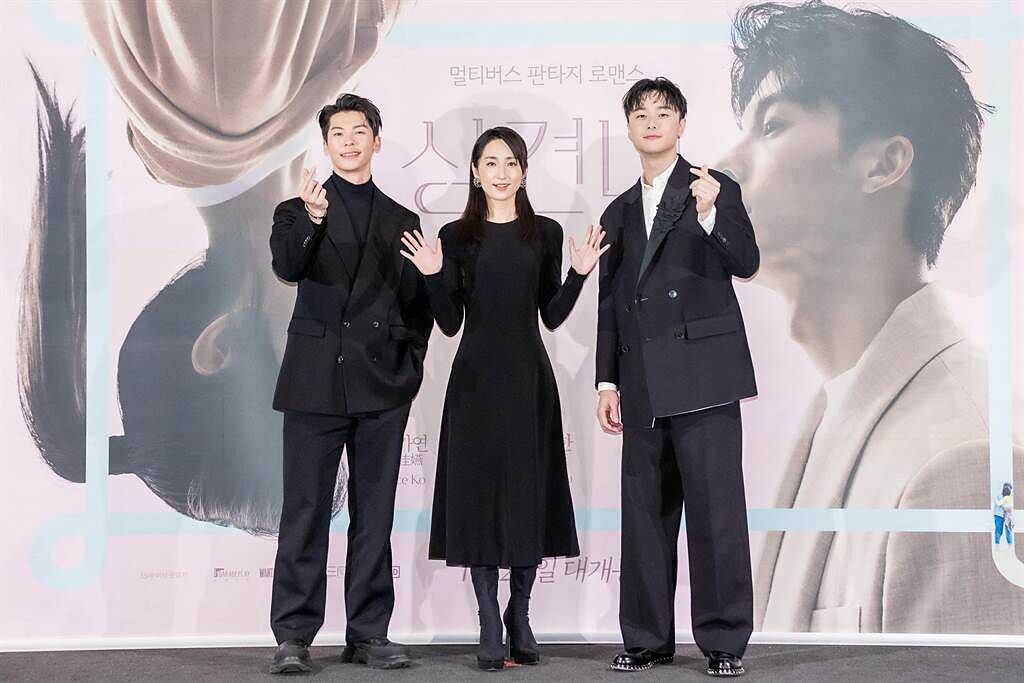 許光漢（左起）、柯佳嬿、施柏宇飛南韓舉行首映會，吸引10萬觀眾搶看。（車庫娛樂、三鳳製作提供）