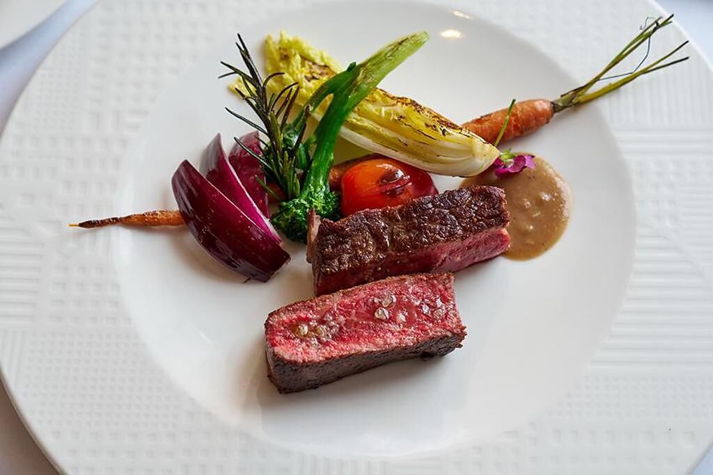 台北美福飯店GMT義大利餐廳推出情人節套餐，主餐包括香煎極黑和牛肋眼。（圖／台北美福飯店提供）