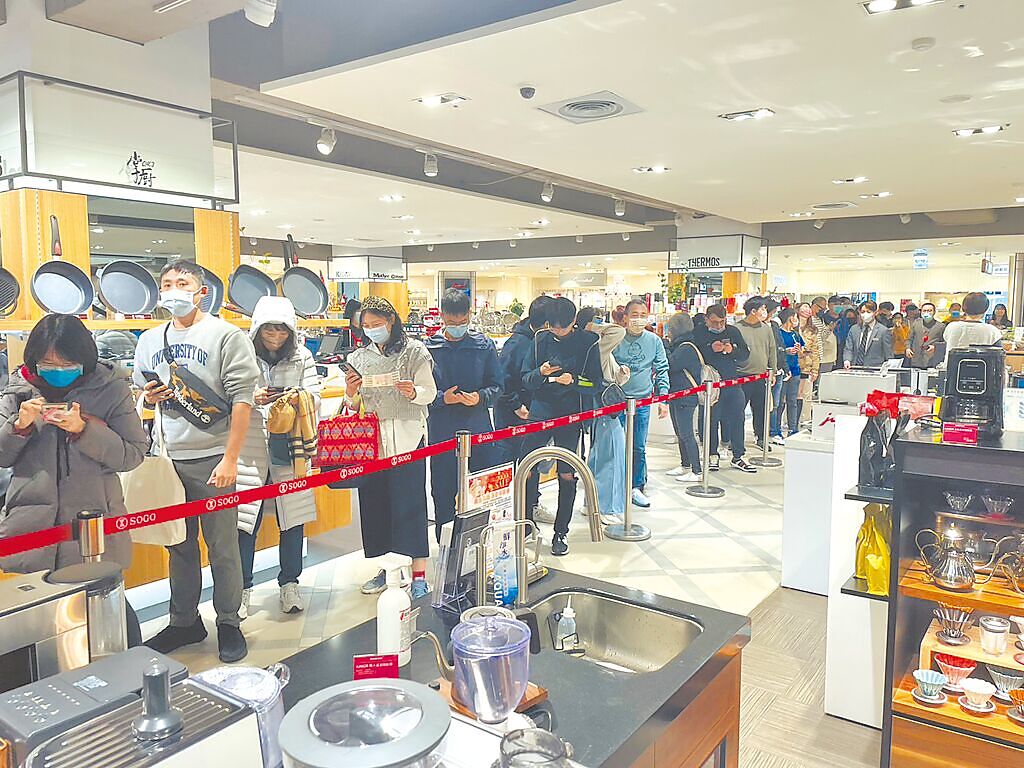 SOGO百貨台北店新年假期業績對比去年成長30％，初一福袋排隊人潮更勝以往。（SOGO提供）