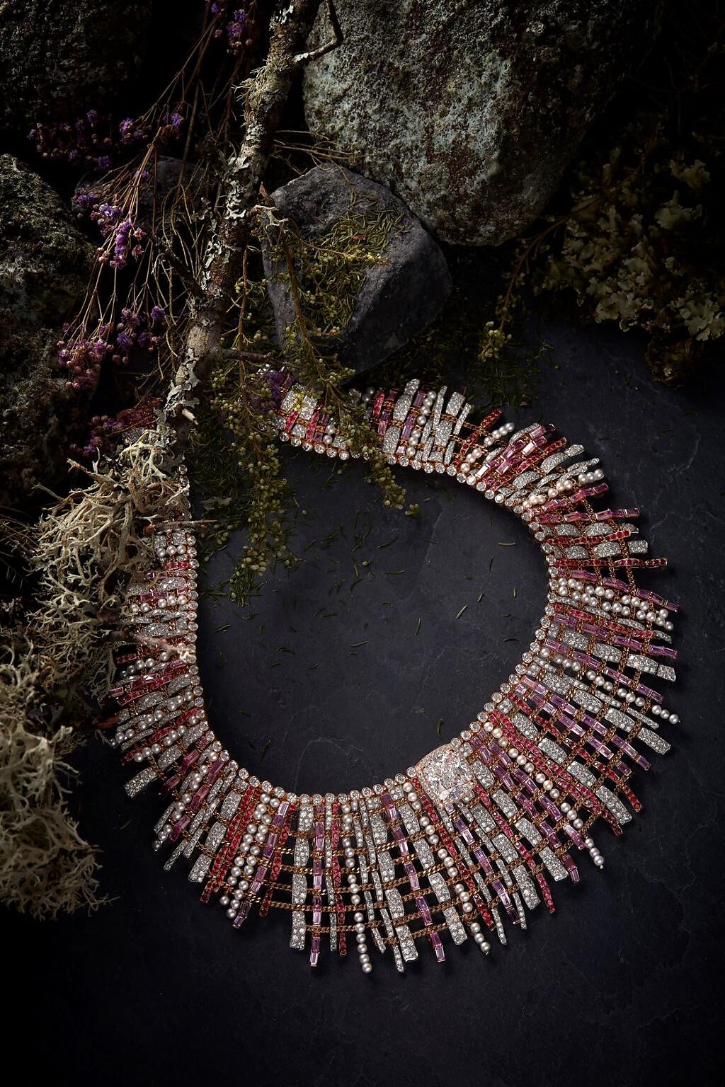 香奈兒Tweed Couture項鍊因獨特創意與象徵意義，被香奈兒文化資產部門列為永久收藏。（CHANEL提供）