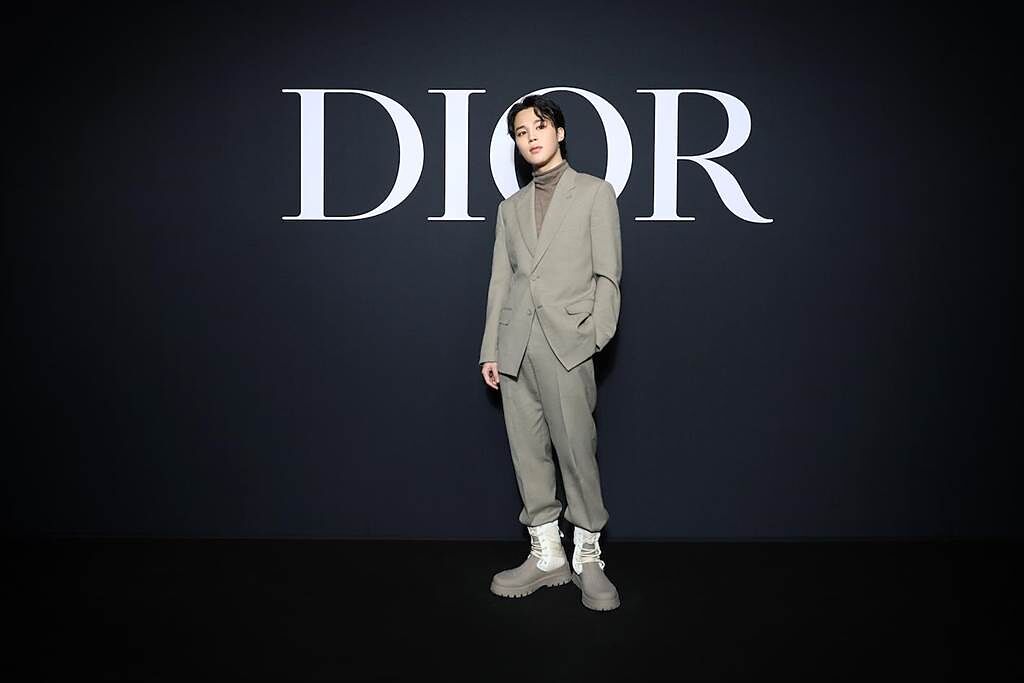 防彈少年團的Jimin現身Dior大秀現場，一身淡灰色西裝相當吸睛。（Dior提供）