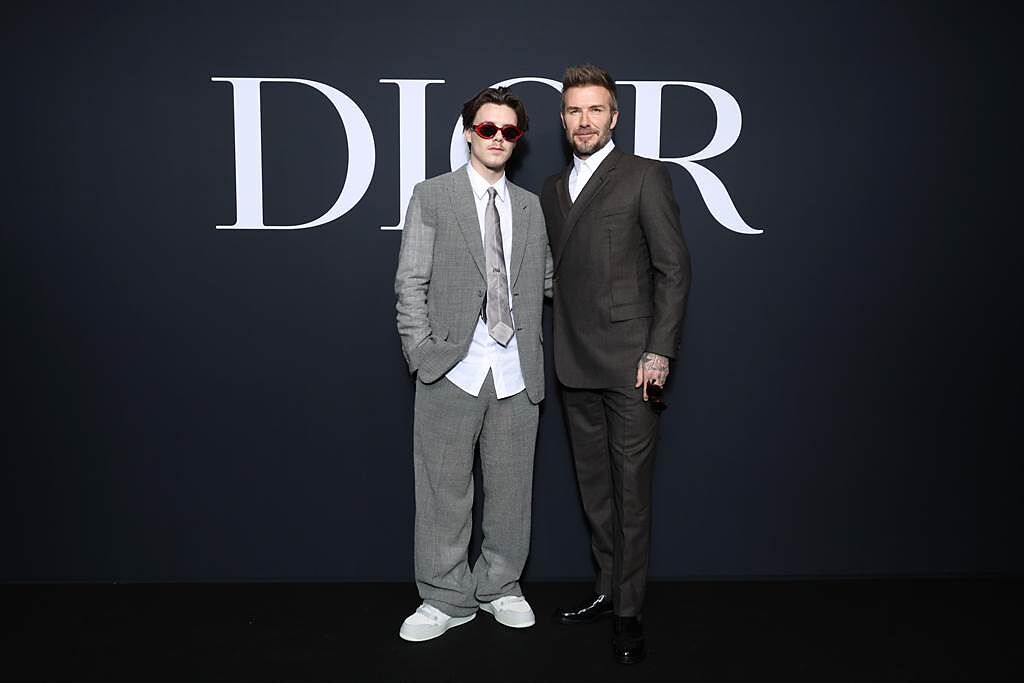 大衛和兒子克魯茲貝克漢一同出席，父子兩人對西裝風格不同的穿搭品味十足有趣。（Dior提供）