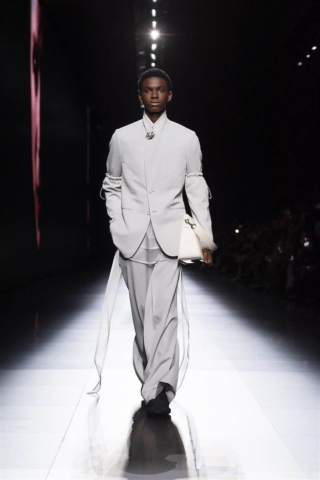 淡灰色、修長線條與細節裝飾是本季Dior男裝的最大特色。（Dior提供）