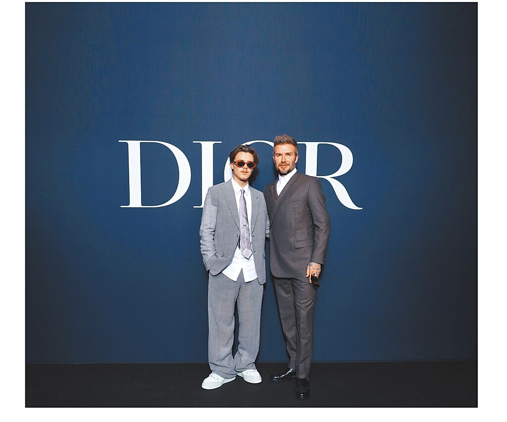 大衛（右）和兒子克魯茲貝克漢一同出席，父子兩人對西裝風格不同的穿搭品味十足有趣。（Dior提供）