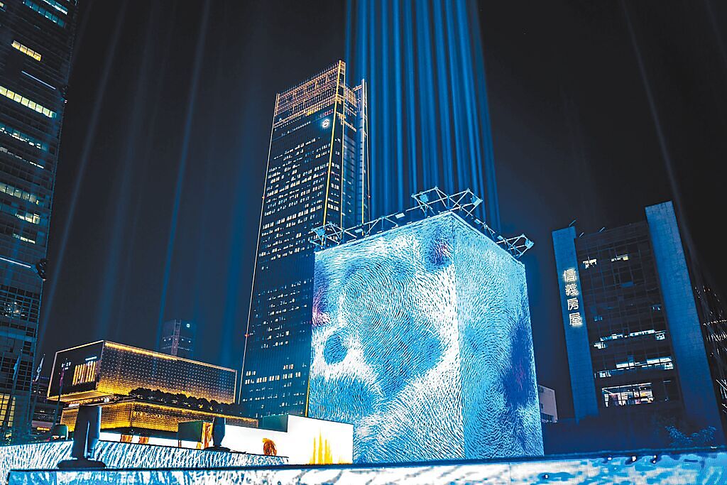 「光鑰未來_全聯25」LED數位迷宮燈飾作品，使用超過2700片LED打造光影沉浸秀。（吳松翰攝）