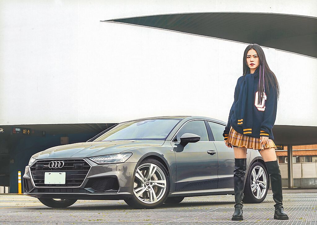 MIUSA從小就喜歡Audi，希望未來能擁有自己的Audi，身旁為Audi A7 Sportback 55 TFSI quattro S line運動版，售價408萬元。（粘耿豪攝）