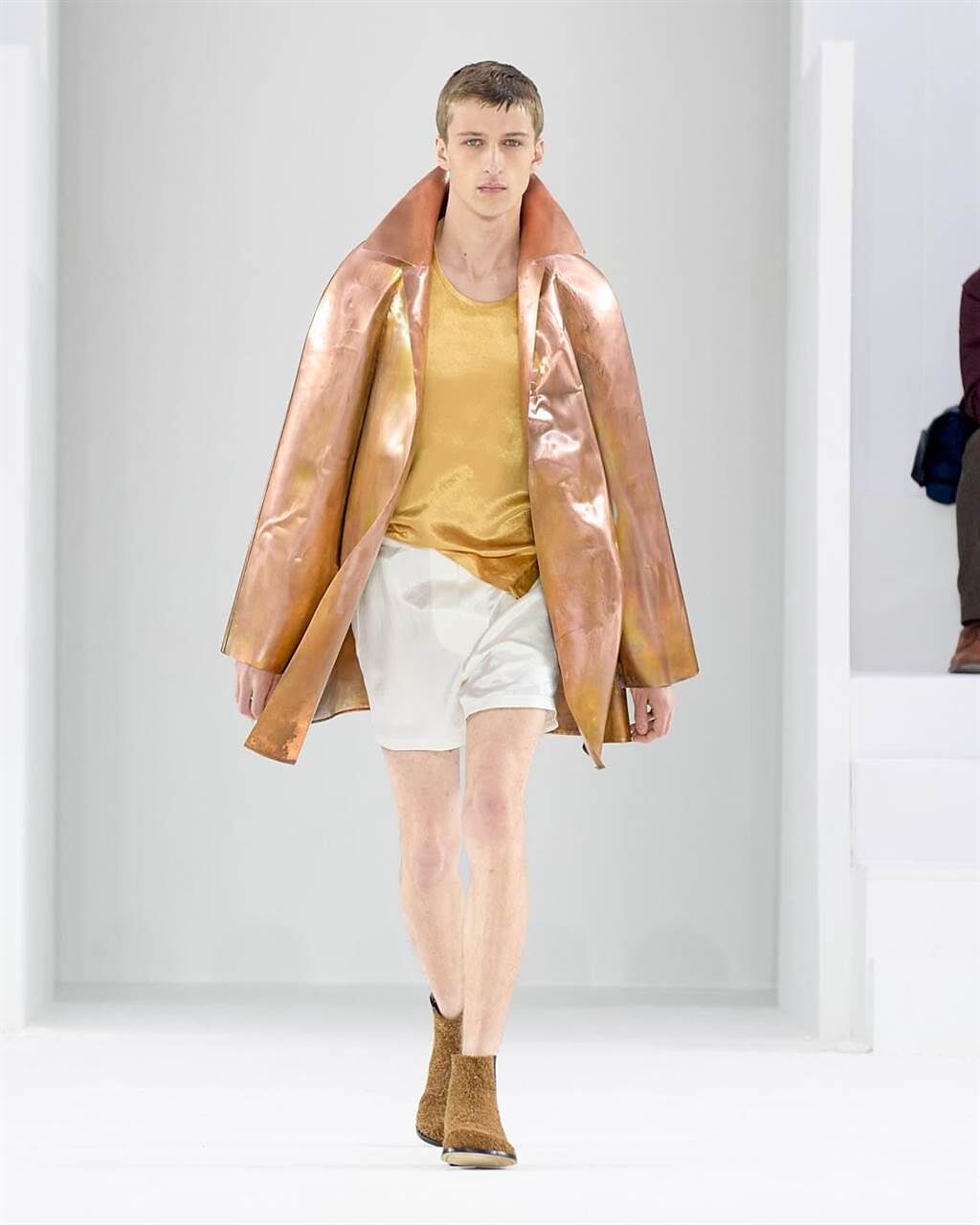 以Julien Nguyen作品為發想靈感，金屬光澤羊皮大衣忠實呈現古銅質感。（Loewe提供）