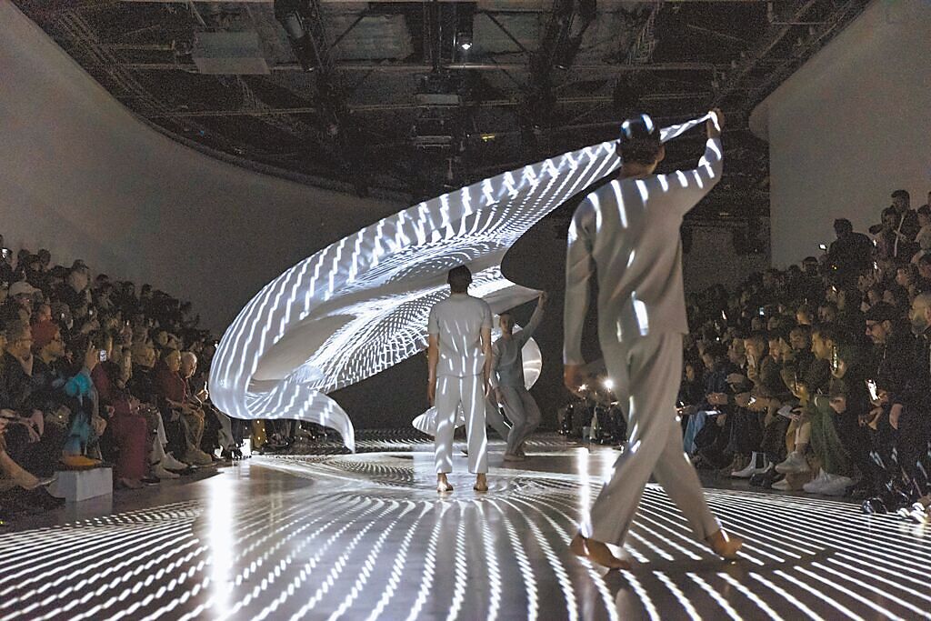 於巴黎東京宮舉辦的2023男裝秋冬大秀，三宅一生重現了品牌最核心的創作理念。（Issey Miyake提供）