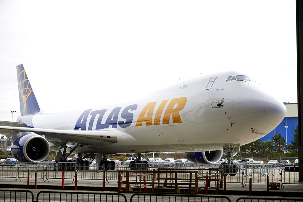 美國波音公司（Boeing）1月31日交付最後一架波音747客機給美國亞特拉斯航空（Atlas Air），亞特拉斯航空機師駕駛最後的波音747在空中畫出王冠及「747」符號，向「空中女王」的時代告別。（圖／美聯社）