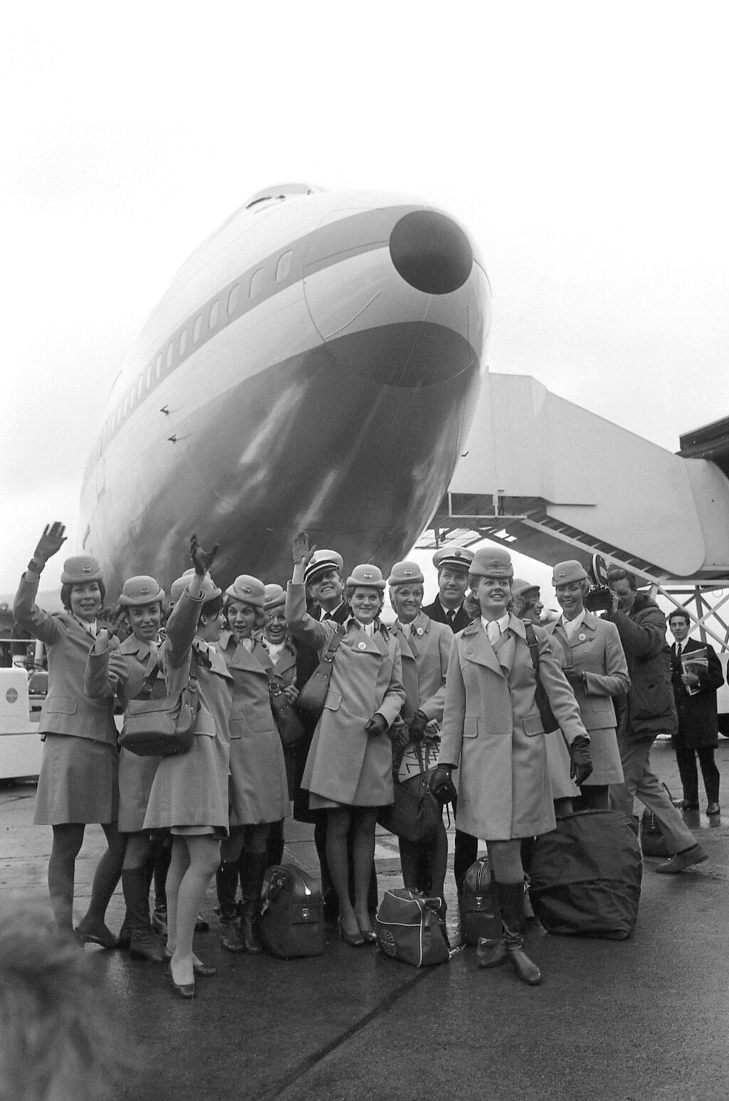 1970年1月22日波音747首次投入商業營運，由泛美航空（Pan American Airways）執飛紐約至倫敦的航程。畫面為客機抵達倫敦希斯羅機場後，泛美航空空服員在機頭合影。（圖／美聯社）
