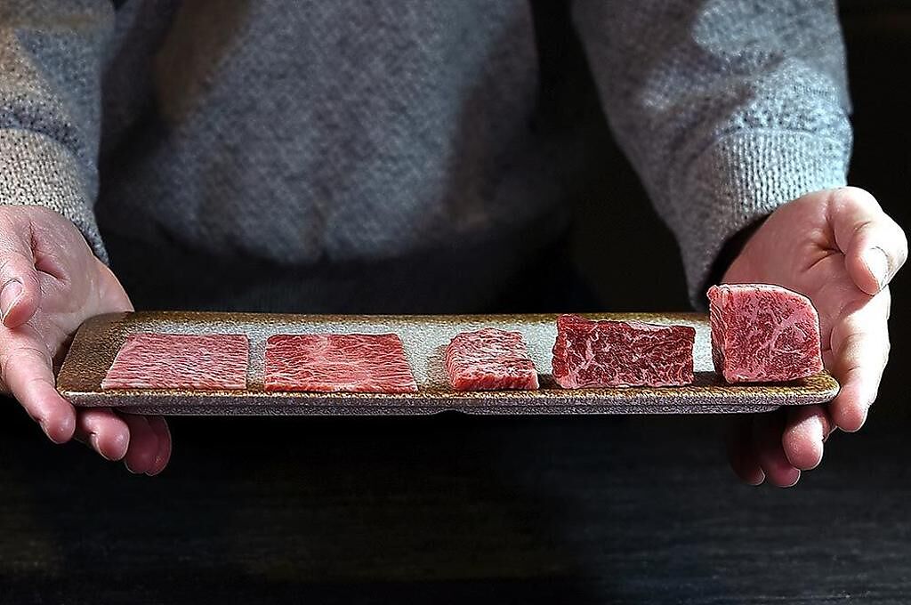 （為優化牛肉口感風味，〈燒肉擔當〉的牛肉有五種切法，分別是：角塊（右至左）、厚切、牛五花切、姿切與薄切。圖／姚舜）