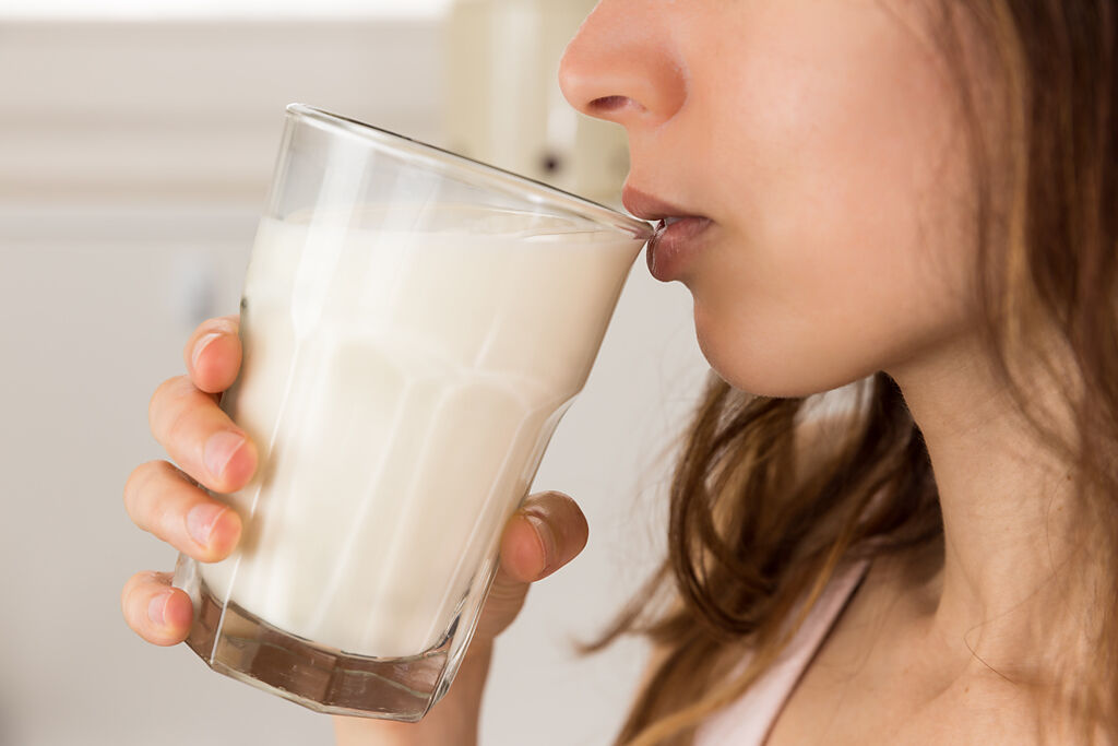 隨著蔬食風潮，近年來燕麥奶從國外紅到台灣，成為時下最流行飲料。(示意圖/ Shutterstock )