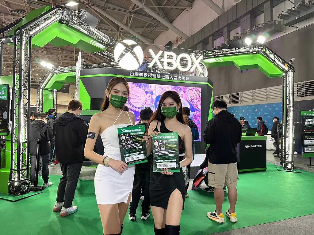 Xbox在現場讓玩家體驗《臥龍：蒼天隕落》等全新遊戲之餘，更販售Xbox Series X 1TB主機與《極限競速 地平線5》同捆組、下殺的無線控制器等優惠。（石欣蒨攝）