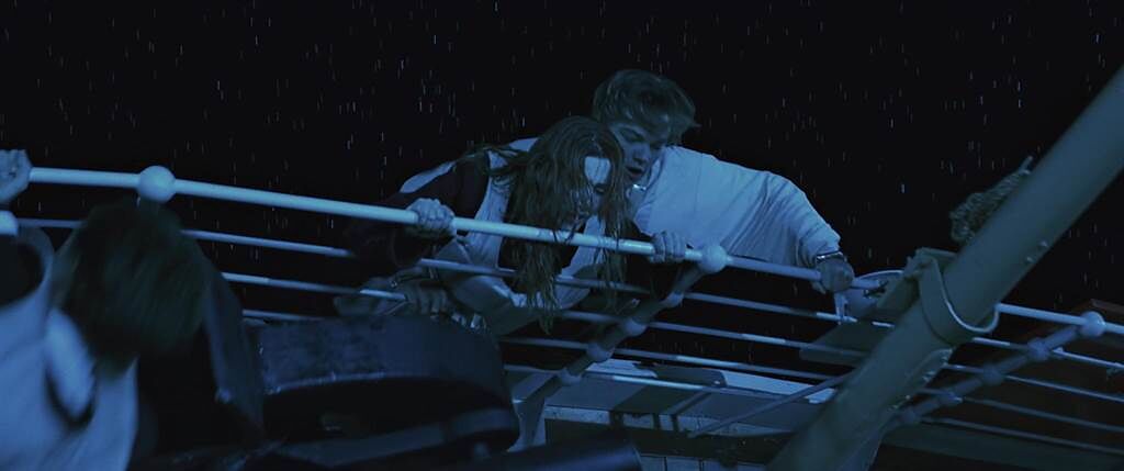 傑克和蘿絲的沉船畫面當時牽動影迷的心。（迪士尼）