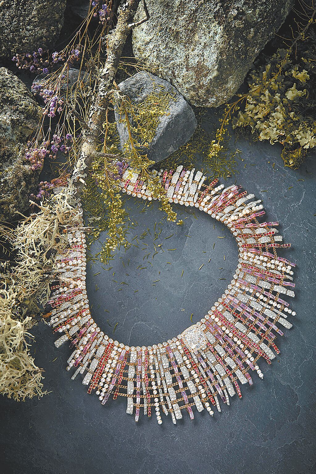 香奈兒Tweed Couture項鍊因獨特創意與象徵意義，被香奈兒文化資產部門列為永久收藏。（CHANEL提供）