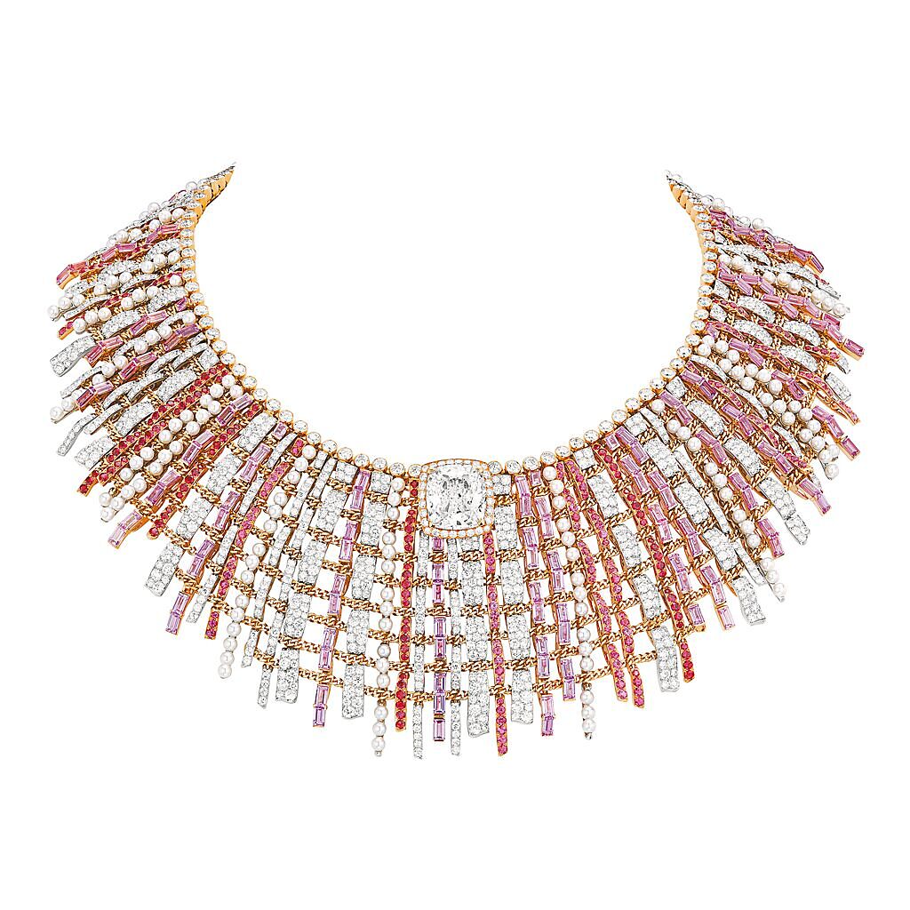香奈兒Tweed Couture項鍊以斜紋軟呢為靈感，將珍貴粉紅藍寶石、珍珠和鑽石以斜紋軟呢的編織方式交織其間。（CHANEL提供）