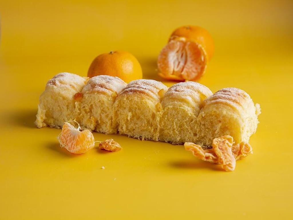 （高雄LA ONE 烘焙坊推出的「LA ONE 蜜酸柑橘超奶包」，是繼草莓季之後最新力作。圖／LA ONE 烘焙坊提供）
