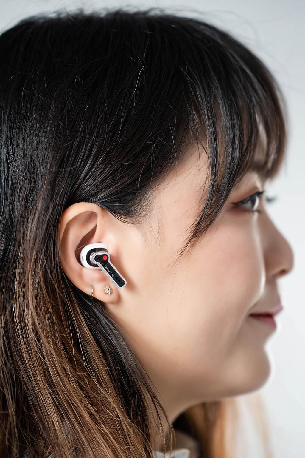 Nothing Ear (stick)外型上可是最新潮的一款，採半入耳式的耳機機身設計，對耳道的侵入感更低。（石智中攝）