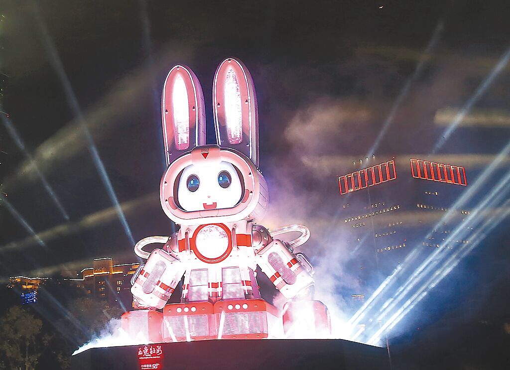 暌違23年的台灣燈會重返台北，4日舉辦贈燈儀式，兔年的主燈「玉兔壯彩」呼應「光源台北」主題，五彩繽紛的光束，展現台灣燈會從經典到創新的精神。（陳怡誠攝）