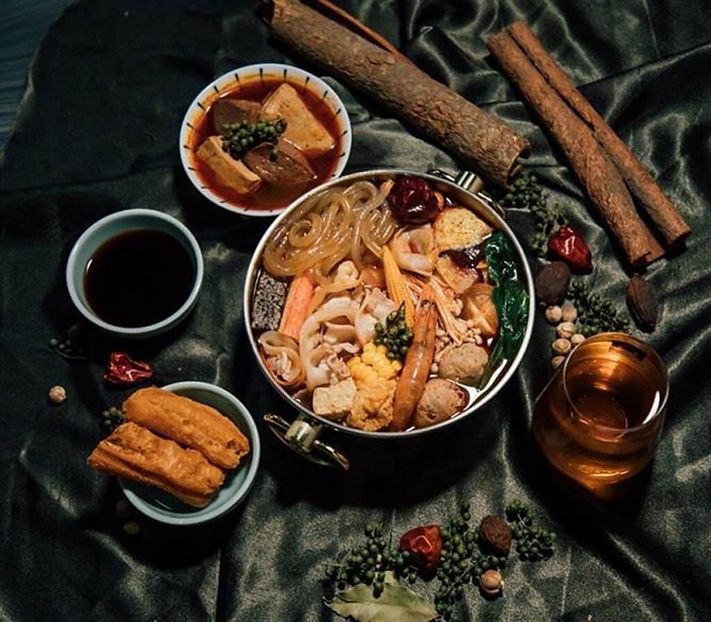 「青花驕」專為外帶特製麻辣粉條鍋，是內用吃不到的隱藏菜單。(王品集團提供)