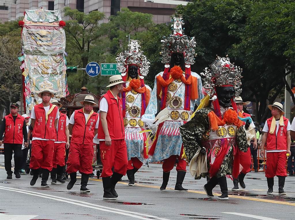 台灣燈會踩街遊行5日在台北市政府周邊舉行，超過150年傳統的北管軒社「台北靈安社」率先登場，並由范、謝二將軍打頭陣。（劉宗龍攝）