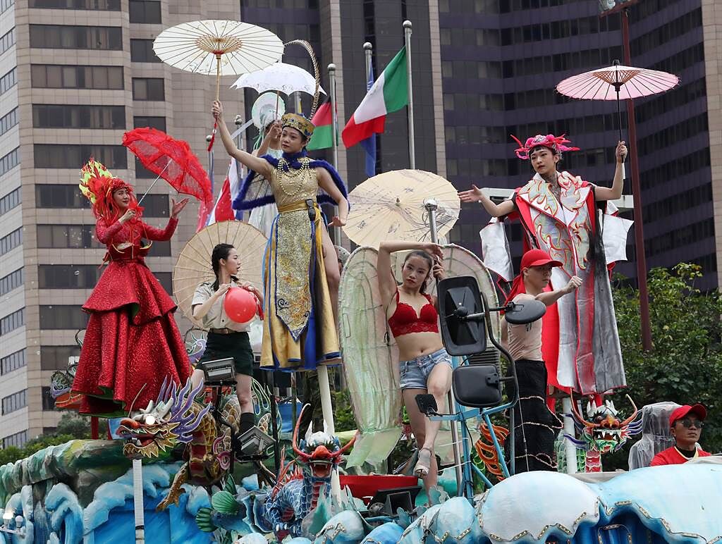 台灣燈會踩街遊行5日在台北市政府周邊舉行，何曉玫MeimageDance《默島進行曲》帶來六尊瑰麗藝閣的真人扮偶，十分吸睛。（劉宗龍攝）