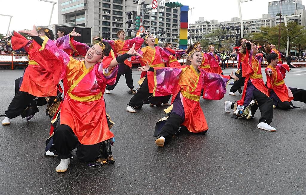 台灣燈會踩街遊行5日在台北市政府周邊舉行，「日本北海道科學大學－相羅」帶來熱鬧祭典舞蹈。（劉宗龍攝）