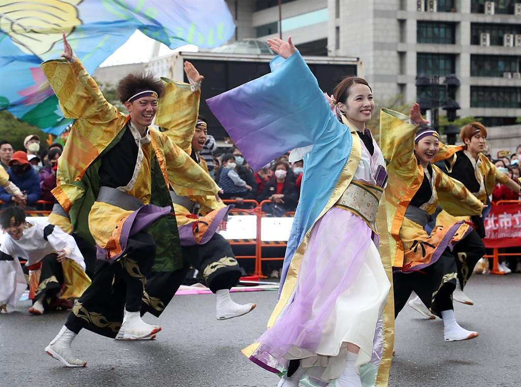 台灣燈會踩街遊行5日在台北市政府周邊舉行，「日本三重縣－四季舞」帶來精采舞蹈表演。（劉宗龍攝）
