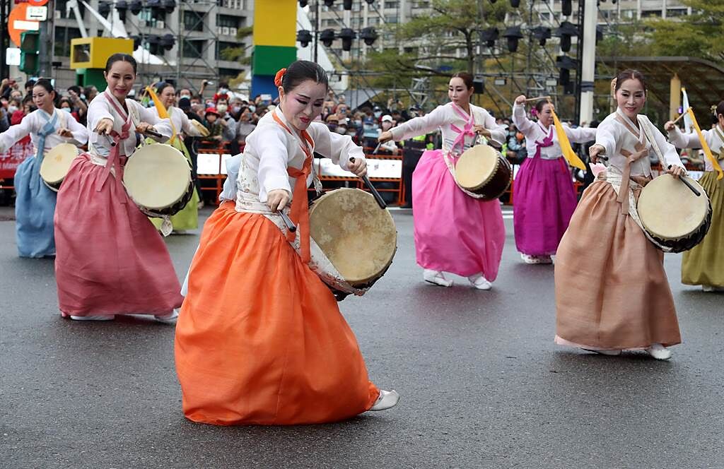 台灣燈會踩街遊行5日在台北市政府周邊舉行，「韓國傳統舞蹈團」帶來韓國傳統慶典舞蹈。（劉宗龍攝）